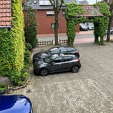 037 De parkeerplaats van het hotel